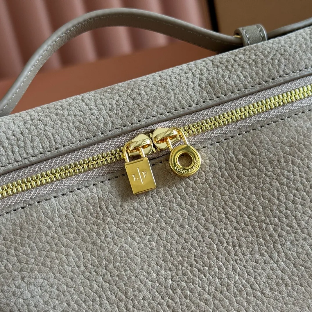 p1160💋💋💋【Original leather configuration counter complete package】 𝐋𝐨𝐫𝐨 𝐏𝐢𝐚𝐧@ Extra pocket L19 series handbag/crossbody bag, all steel deerskin, the most comfortable life is not defined, just like loro The material design of pian@ does not require complicated design styles. The simple and soft outline is elegant and durable, like an exquisite cosmetic case, which perfectly balances appearance and functionality. The leather is delicate and feels as soft as butter. The small bag has a large capacity. It is not only portable with a thin shoulder strap, but can also be worn cross-body. Sisters who have a special liking for minimalist style can buy it. It is simple and versatile. The simpler, the more different. Stars and Instagram celebrities are all planting it. There are two sizes of 19 cm and 27 cm. One is exquisite and casual, and the other is elegant and grand. Size: Small: length 19×width 7×height 12cm (